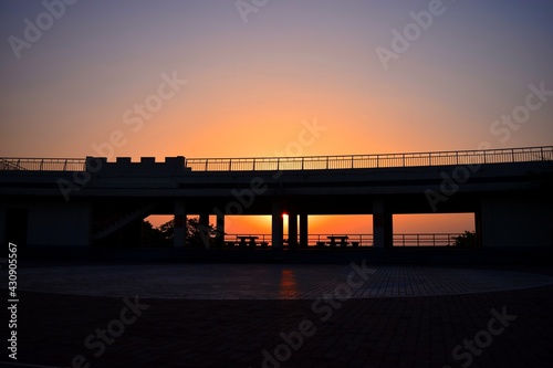 展望台を照らす朝日、夜明けの風景 © ケンジ ワカマツ