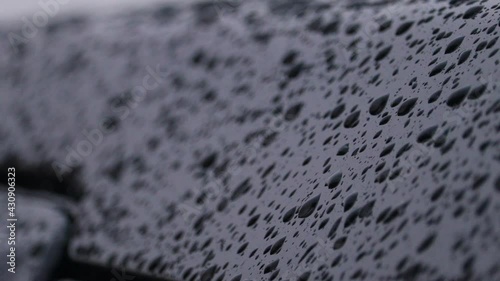 Wallpaper Mural 自動車に降る雨　水滴 Torontodigital.ca