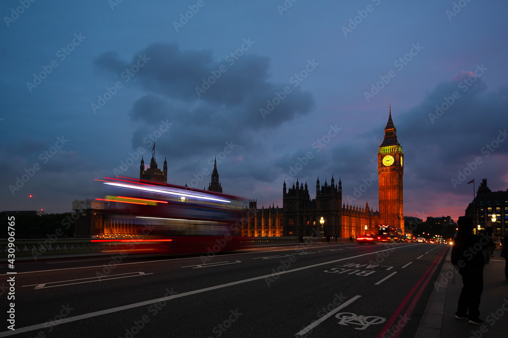 Obraz premium House of Parliament and Big Ben at dusk with its typical tourist movement in London, England.
