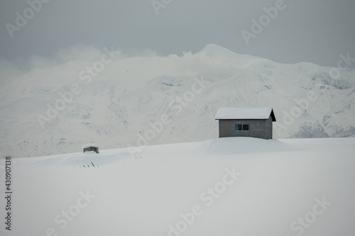 冬の美瑛の丘と十勝岳連峰  © TATSUYA UEDA