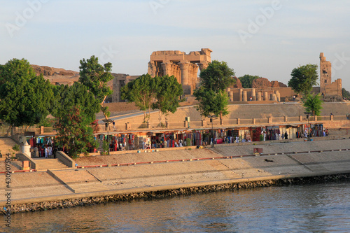 Fotografía Temple of Kom Ombo from Nile River with riverside market place, Kom Ombo, Aswan,