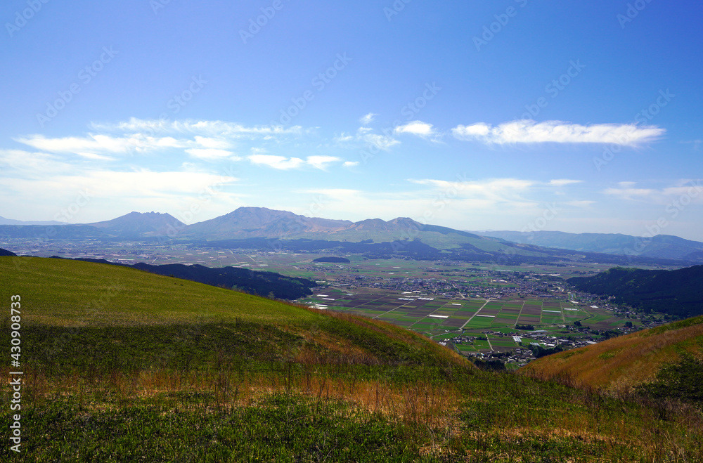 阿蘇の外輪山から見た高原　阿蘇の外輪山と眼下に見える阿蘇市内