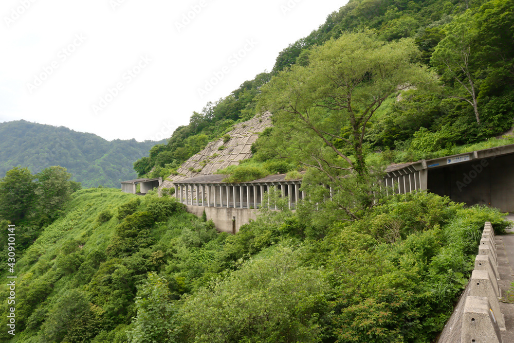 田子倉湖を通る国道252号の道路　（福島県南会津郡只見町）