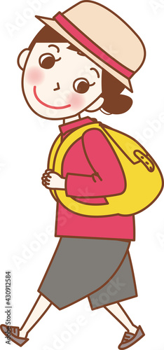 リュックを背負って歩いている若い女性。