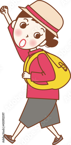 リュックを背負って歩いている若い女性。