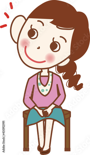 椅子に座って話を聞いている若い女性。