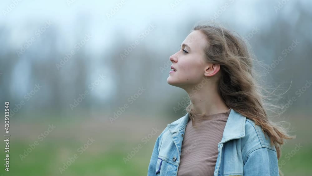 [4k] close up portrait of wind blowing in blonde woman`s hair