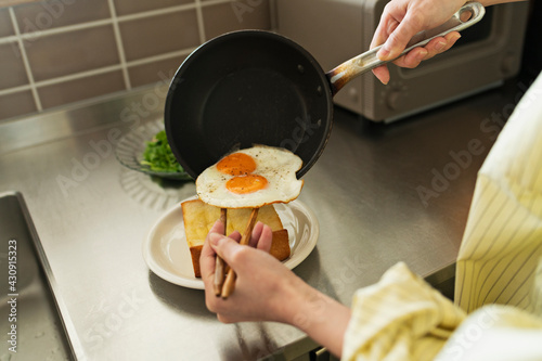 朝食を作る女性