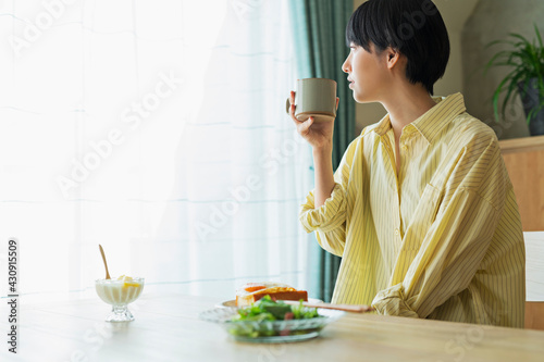 朝食を食べる女性