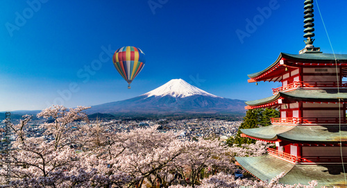 忠霊塔と桜満開の富士山