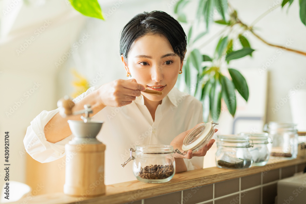 出勤前にコーヒーを淹れる女性 出勤前にコーヒーを淹れる女性