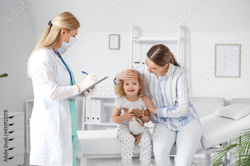 Woman with her little daughter visiting pediatrician in clinic © Pixel-Shot