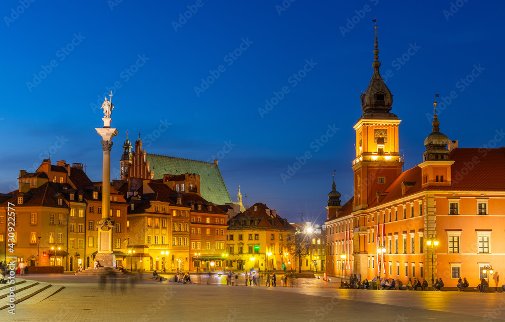 Naklejka premium Evening panorama of Castle Square with Royal Castle and Sigismund III Waza column in Starowka Old Town historic district of Warsaw, Poland