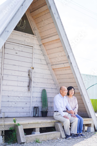 Wallpaper Mural 別荘の前に座るシニアの夫婦 Torontodigital.ca