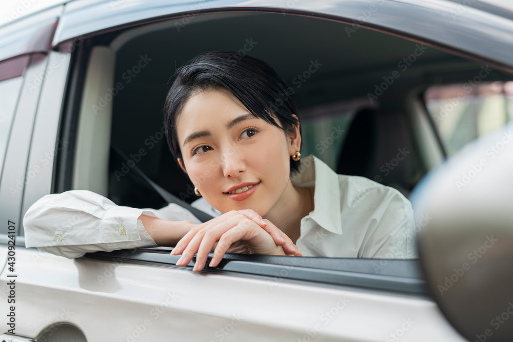 車の外を眺める女性
