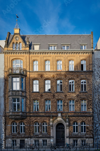 Historisches Pfarrhaus der St.-Petri-Gemeinde an der Friedrichsgracht in Berlin-Mitte. Inschrift   Pfarrhaus St. Petri    Jahreszahl 1886