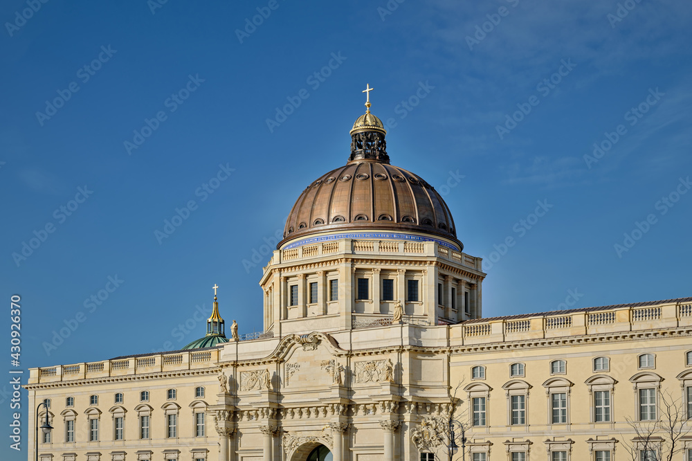 Westfassade des wiederaufgebauten Berliner Stadtschlosses, dahinter die Kuppel des Berliner Doms