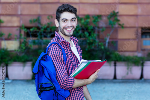 Lachender spanischer Student vor der Uni photo