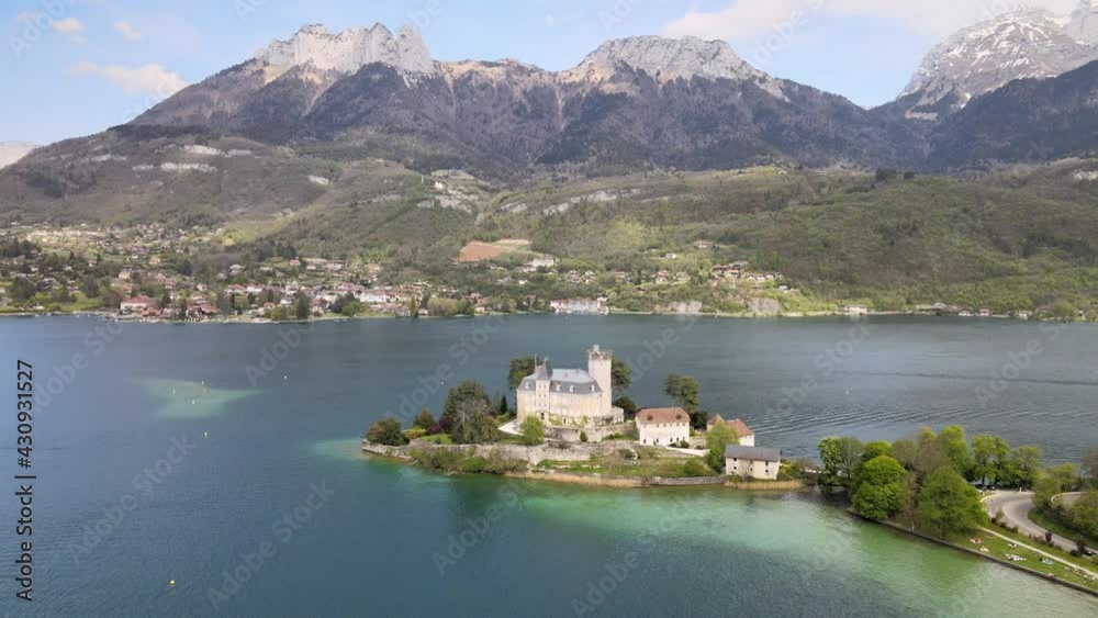 Chateau de Duingt sur le lac d'Annecy, vue aérienne avec drone, France