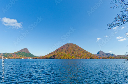 Mt. Haruna and Lake Haruna in autumn. © Tanya