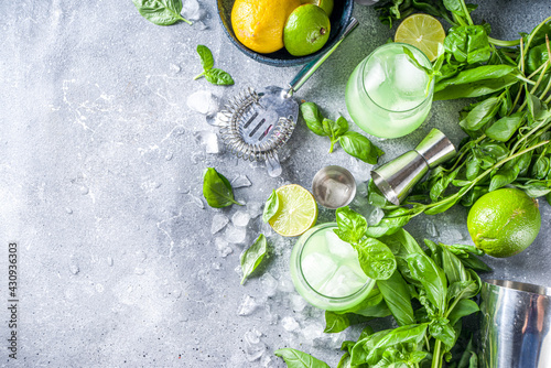 Bild auf Leinwand Basil smash gin cocktail