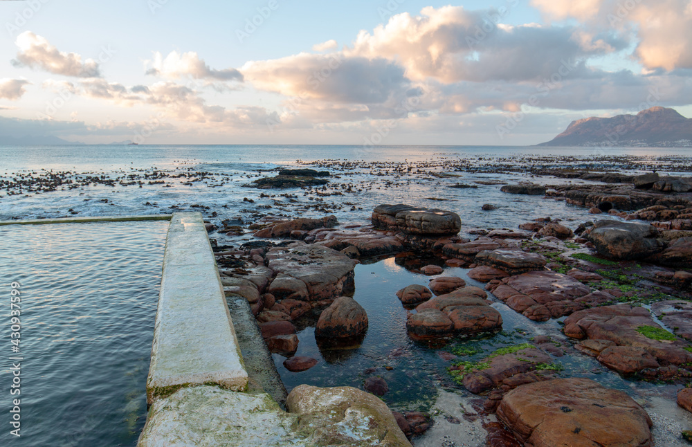 Obraz premium Sunrise reflections in Dale Brook Tide Swimming Pool in Cape Town South Africa RSA