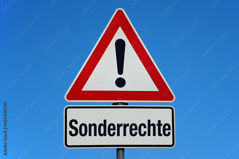 Sonderrechte - Achtung Schild mit blauem Himmel Sonderrechte - Achtung Schild mit blauem Himmel