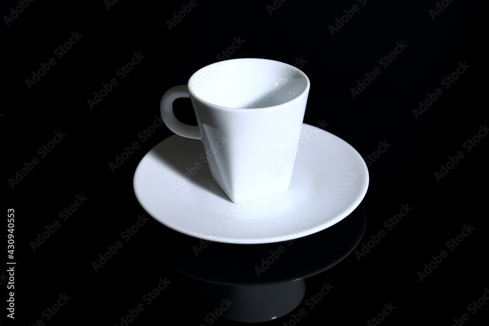 Filiżanka kawy espresso w kolorze białym z łyżeczką