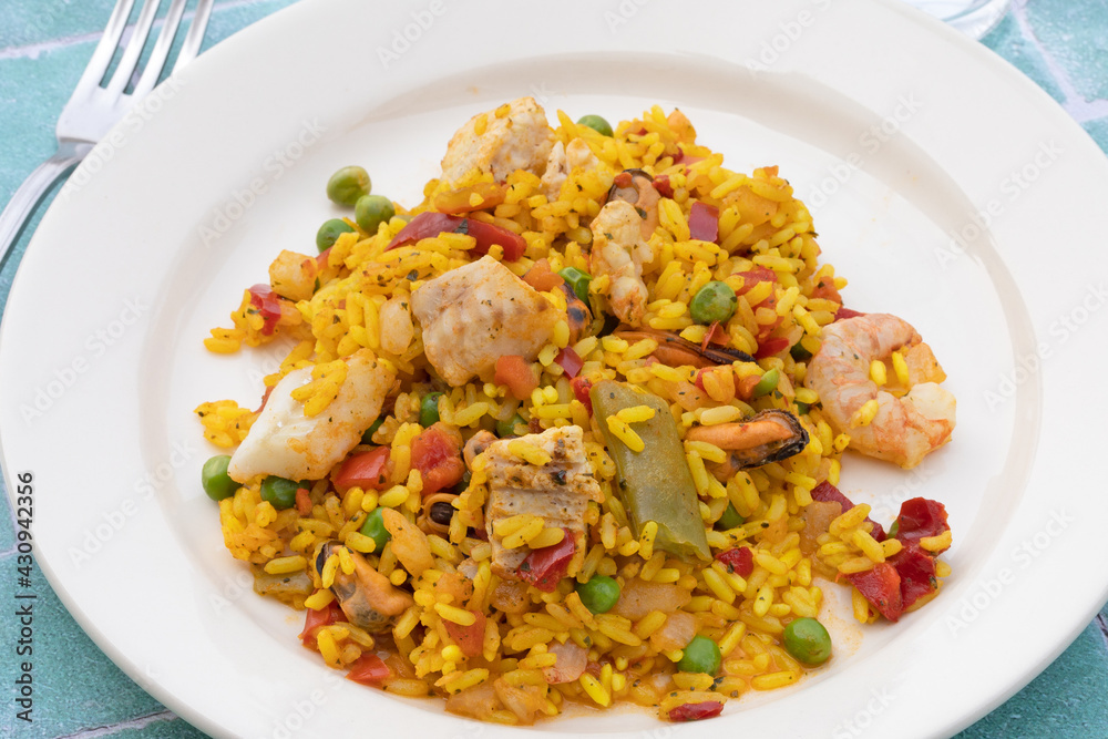 assiette de paella sur une table