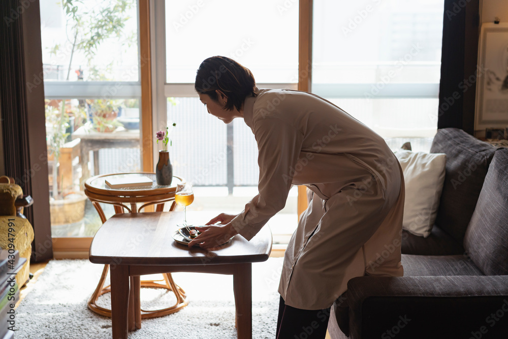 料理を運ぶ日本人女性 料理を運ぶ日本人女性