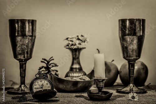 Fototapeta martwa natura ze świecą i kielichami w stylu retro