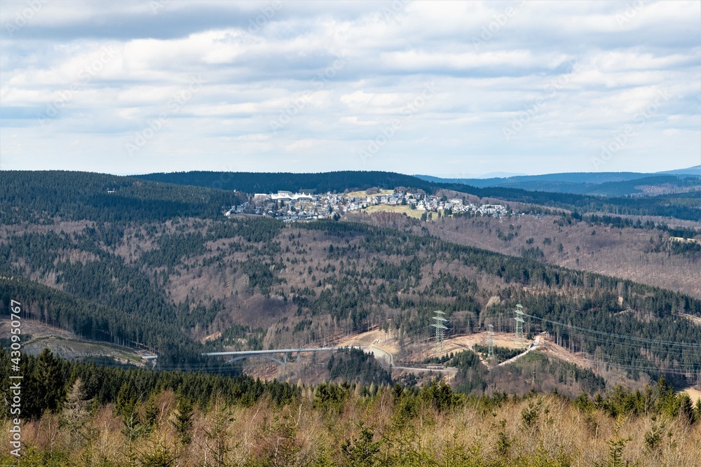 Fototapeta premium Landschaft in Thüringen - Panoramablick zu einem Viadukt der Intercitystrecke Erfurt München und zum Kurort Masserberg - Thüringer Schiefergebirge, Schwarzatalblick