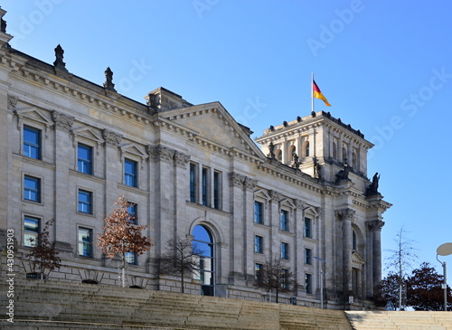 Historisches Bauwerk Reichstag im Stadtteil Tiergarten, Berlin