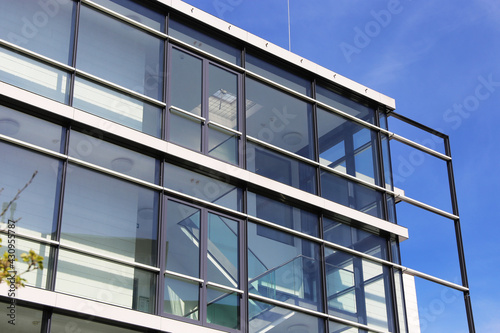 Gebäude mit großer Glasfassade