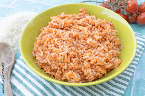 riz cuisiné à la tomate sur une table	