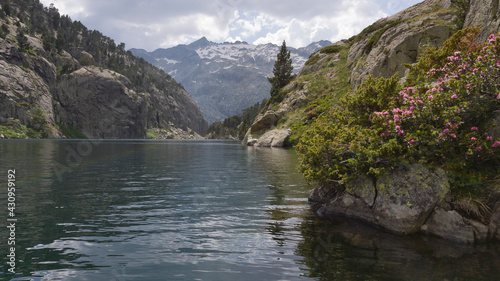 Lago Negro de origen glacial. Final de la ruta de la marmota desde el embalse de Cavallers en el Parque Nacional de Aigüestortes.