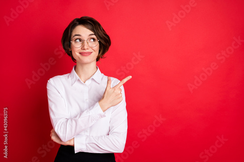 Фотография Photo of happy dreamy charming positive girl in glasses look copyspace advertise