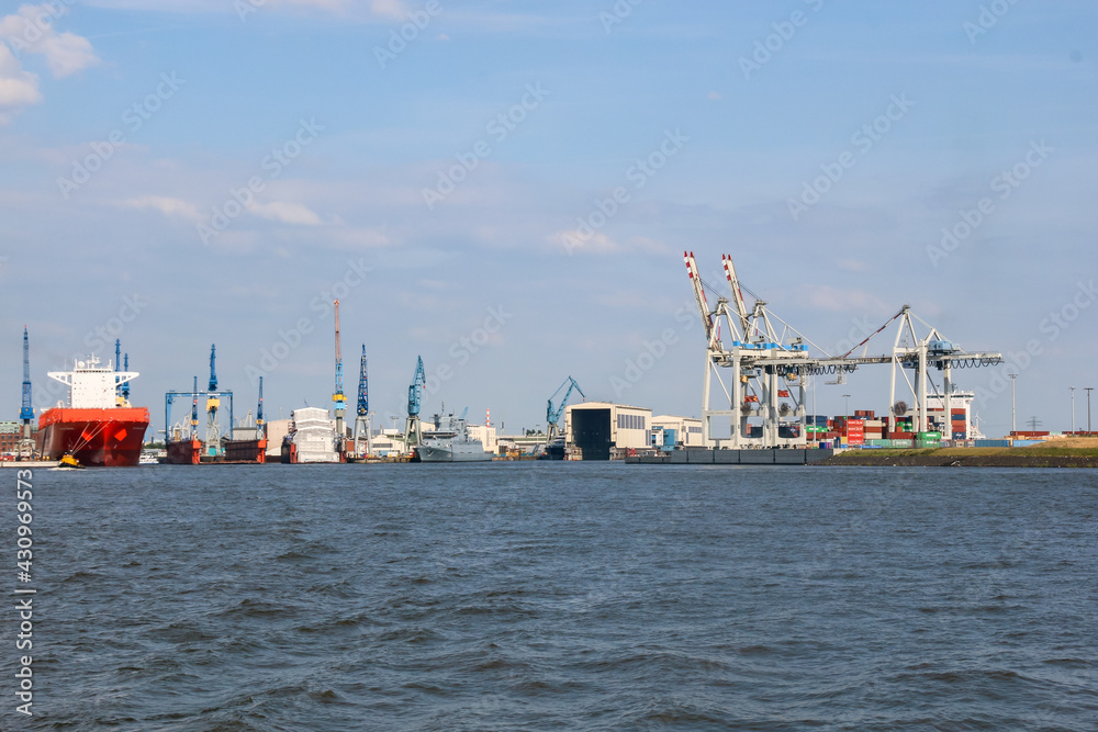 Silhouette Hamburg Hochseehafen mit Kränen und Schiffen