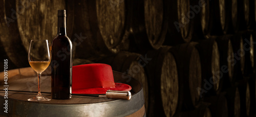 Fotografia Bottle and glass of fine white sherry wine in winery with typical Jerez with Ven
