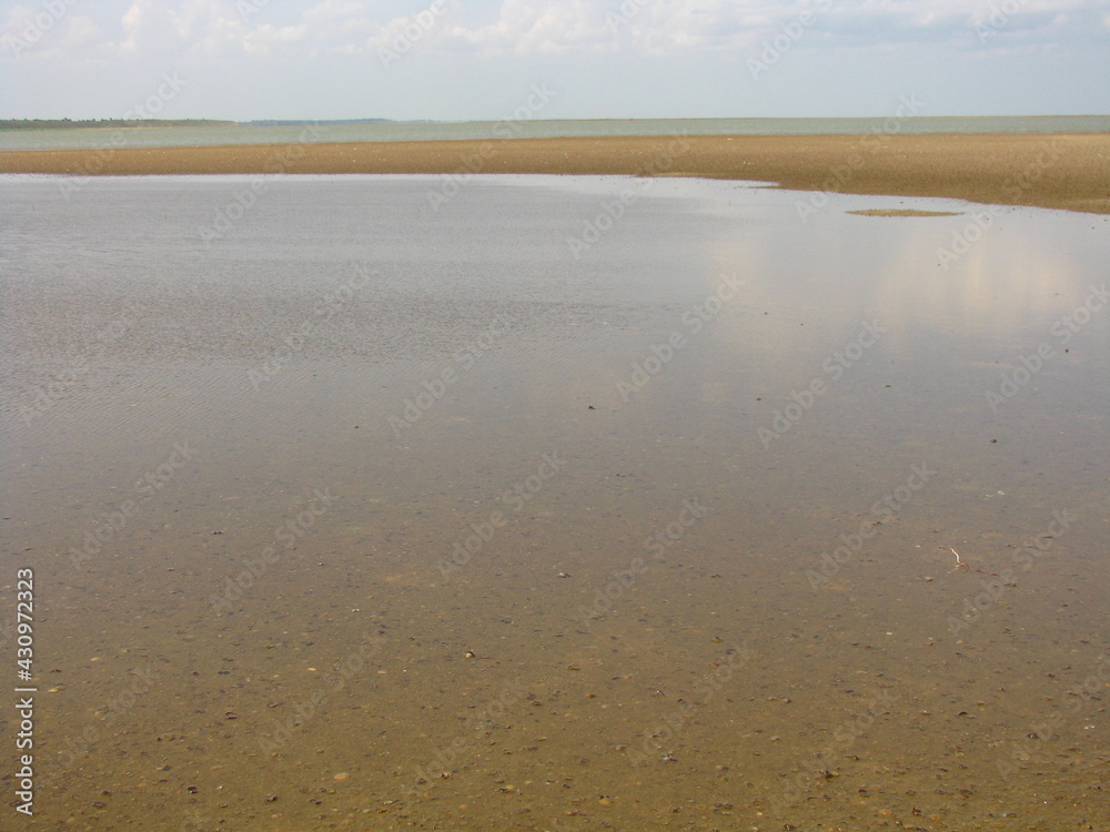 Płytka woda przy brzegu limanu przy morzu Azowskim, Ukraina