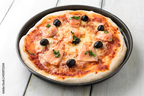 Pizza con salmone affumicato e olive nere 
