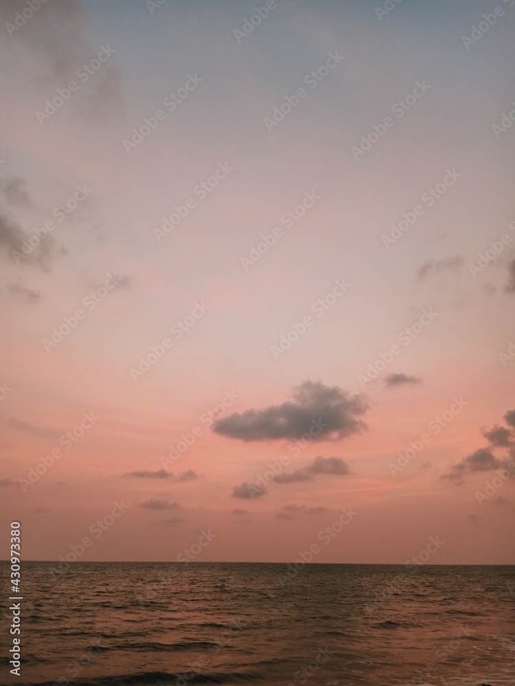 Naklejka premium sunset over the ocean