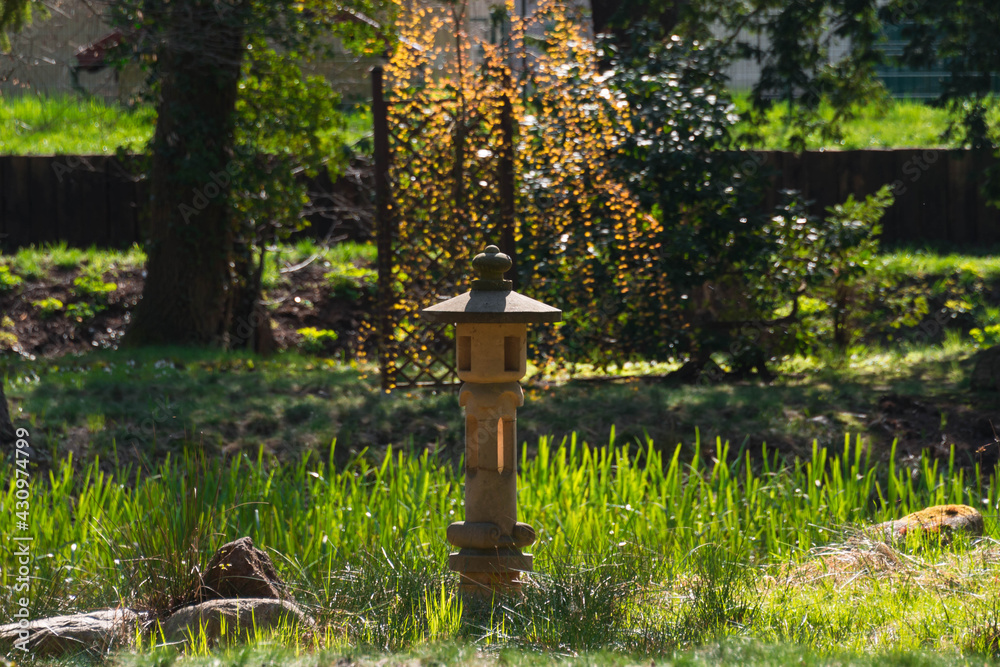 Chiński lampion w parku dworskim w mieście Iłowa w Polsce. Chiński lampion w parku dworskim w mieście Iłowa w Polsce.