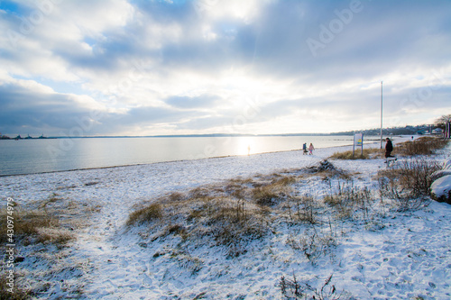 Winter Landschaft Ostsee Meer Eckernf  rde Norddeutschland Strand Himmel Wolken Menschen Spazierg  nger D  nen