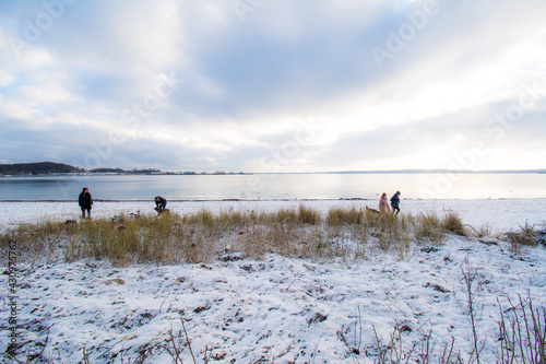 Winter Landschaft Ostsee Meer Eckernförde Norddeutschland Strand Himmel Wolken Menschen Spaziergänger Dünen