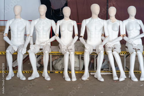 Canvas Print Female and male white plastic mannequins sitting on the ladder