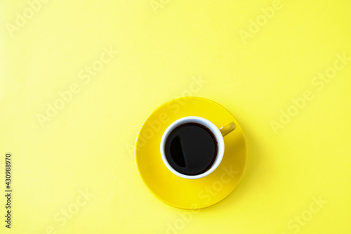 黄色のコーヒーカップと黄色の背景