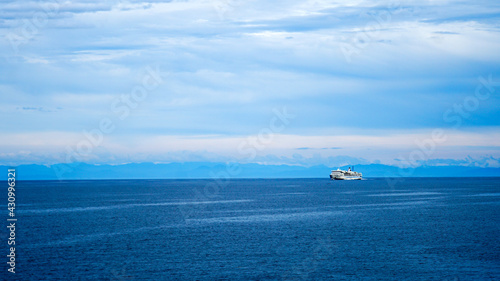 大海原を走るフェリー © ToYoPHoTo