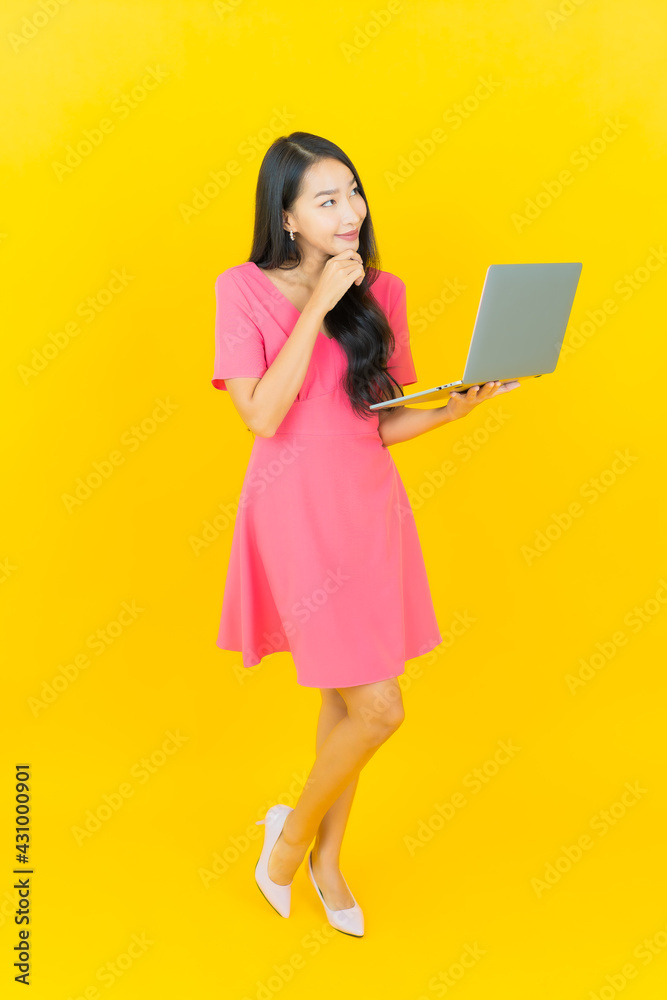 Naklejka premium Portrait beautiful young asian woman smile with computer laptop