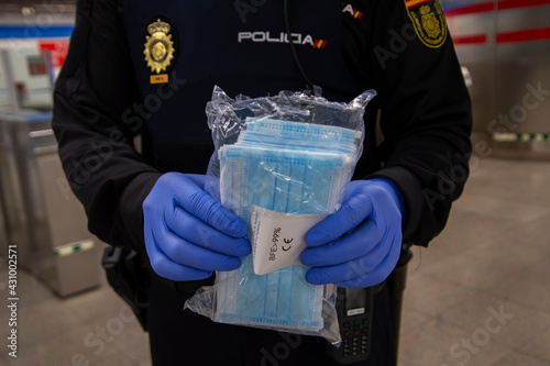 Policía con mascarillas